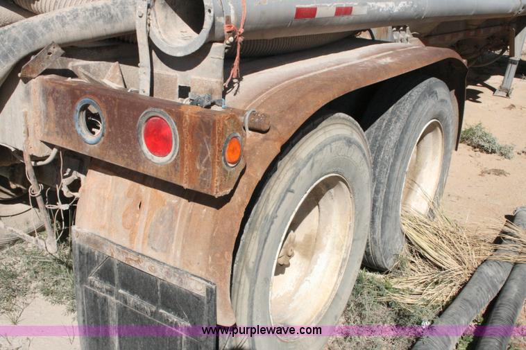 image for item G5529 1974 Fruehauf pneumatic dry bulk trailer