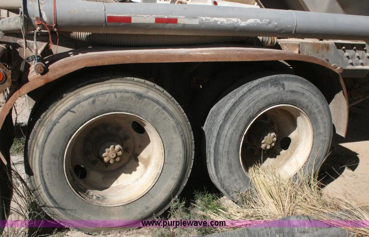 image for item G5529 1974 Fruehauf pneumatic dry bulk trailer