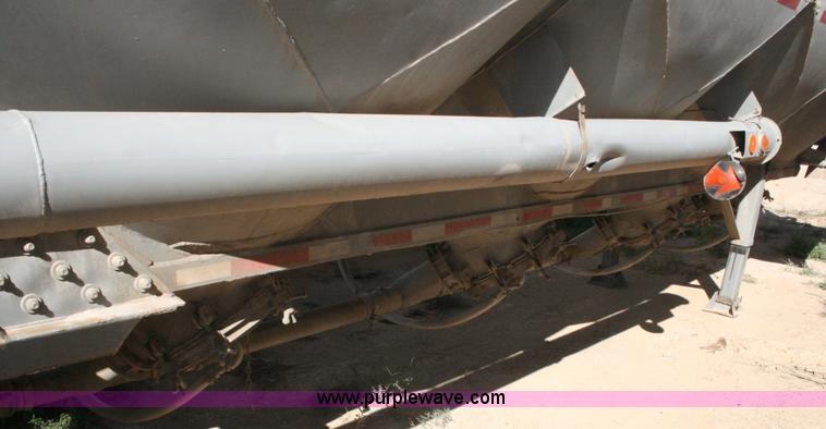 image for item G5529 1974 Fruehauf pneumatic dry bulk trailer