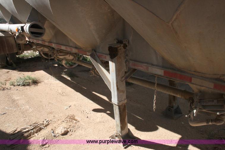 image for item G5529 1974 Fruehauf pneumatic dry bulk trailer