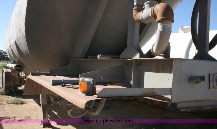 image for item G5529 1974 Fruehauf pneumatic dry bulk trailer