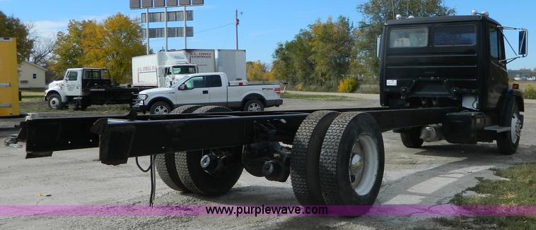 image for item G7503 1995 Freightliner FL60 semi truck