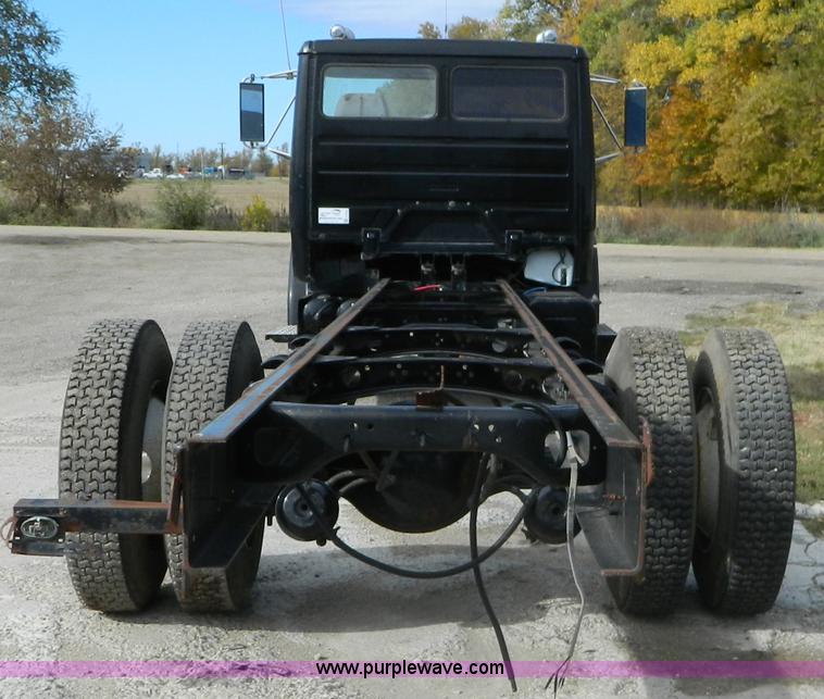 image for item G7503 1995 Freightliner FL60 semi truck