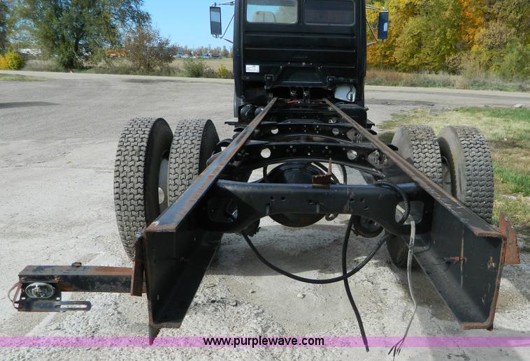 image for item G7503 1995 Freightliner FL60 semi truck