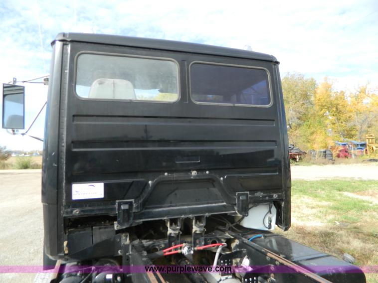 image for item G7503 1995 Freightliner FL60 semi truck