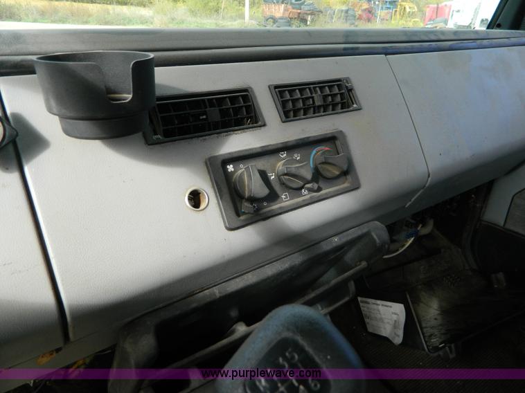 image for item G7503 1995 Freightliner FL60 semi truck