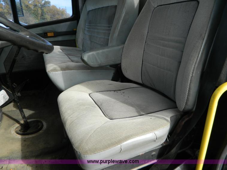 image for item G7503 1995 Freightliner FL60 semi truck