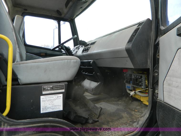 image for item G7503 1995 Freightliner FL60 semi truck