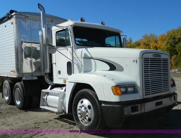 image for item G7549 2000 Freightliner FLD120 semi truck