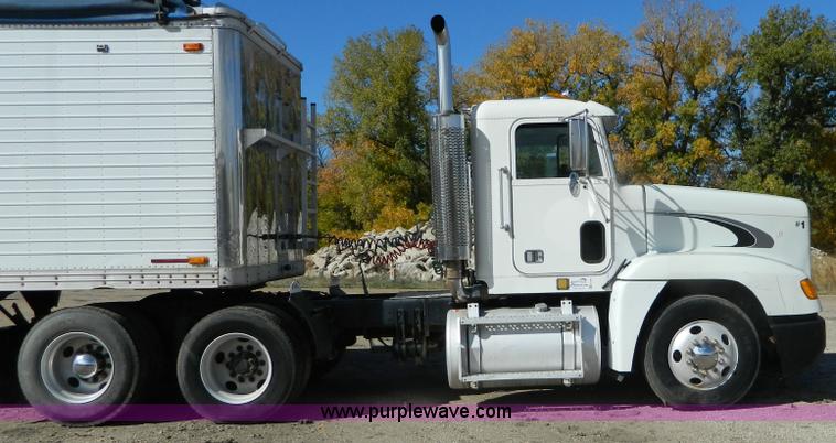 image for item G7549 2000 Freightliner FLD120 semi truck