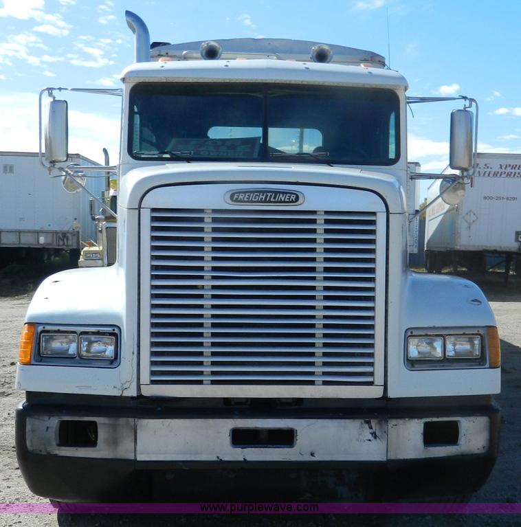 image for item G7549 2000 Freightliner FLD120 semi truck
