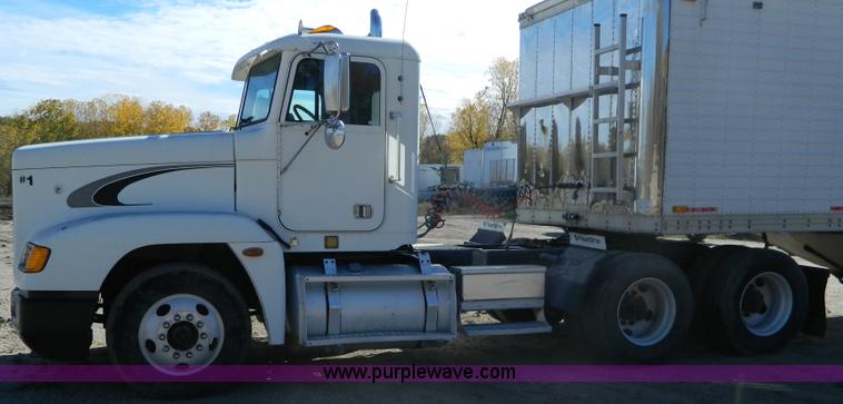 image for item G7549 2000 Freightliner FLD120 semi truck