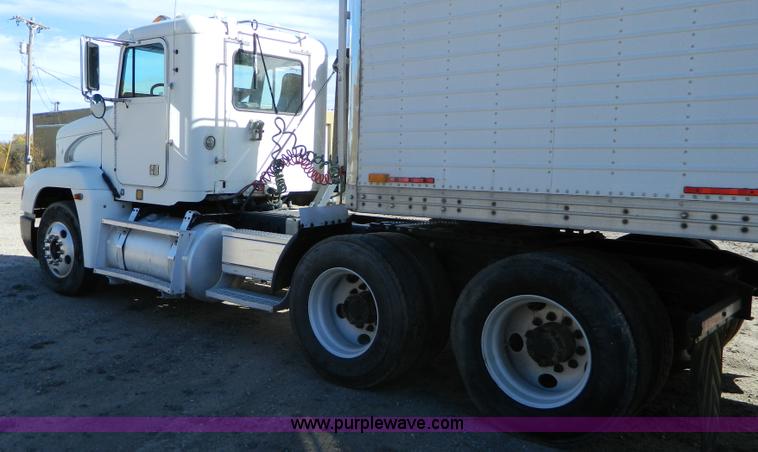 image for item G7549 2000 Freightliner FLD120 semi truck