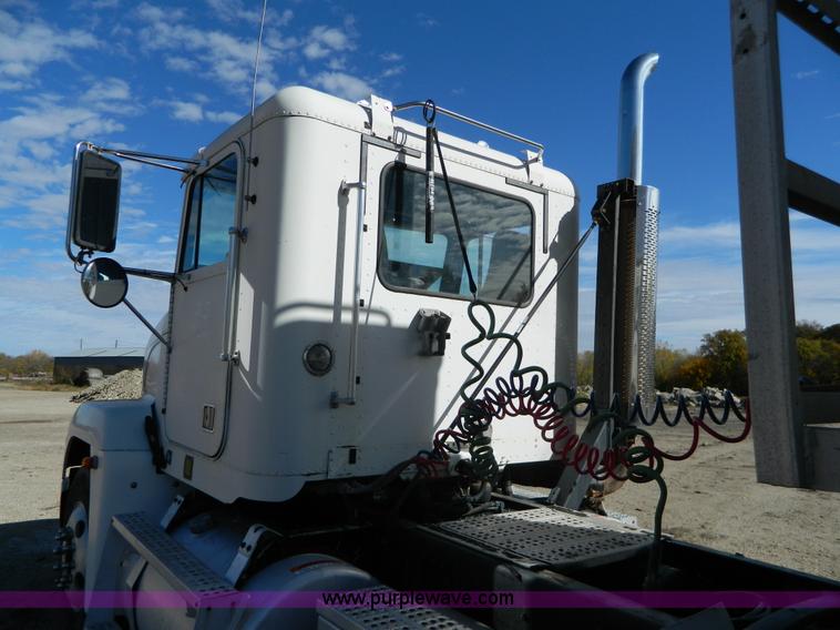 image for item G7549 2000 Freightliner FLD120 semi truck