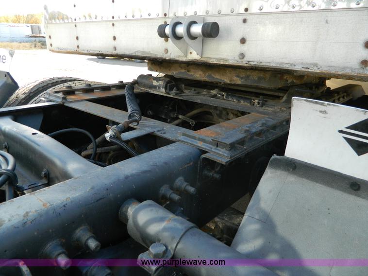 image for item G7549 2000 Freightliner FLD120 semi truck