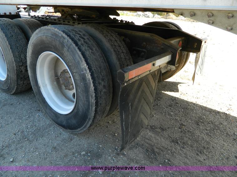 image for item G7549 2000 Freightliner FLD120 semi truck