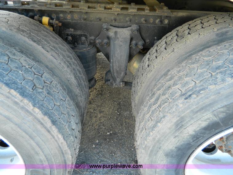 image for item G7549 2000 Freightliner FLD120 semi truck