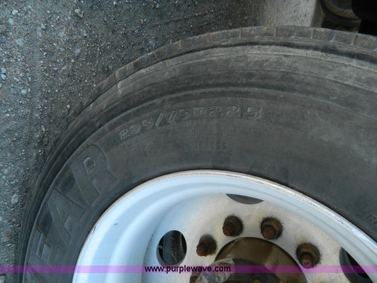 image for item G7549 2000 Freightliner FLD120 semi truck