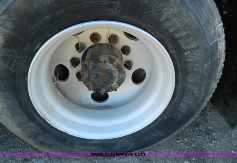 image for item G7549 2000 Freightliner FLD120 semi truck