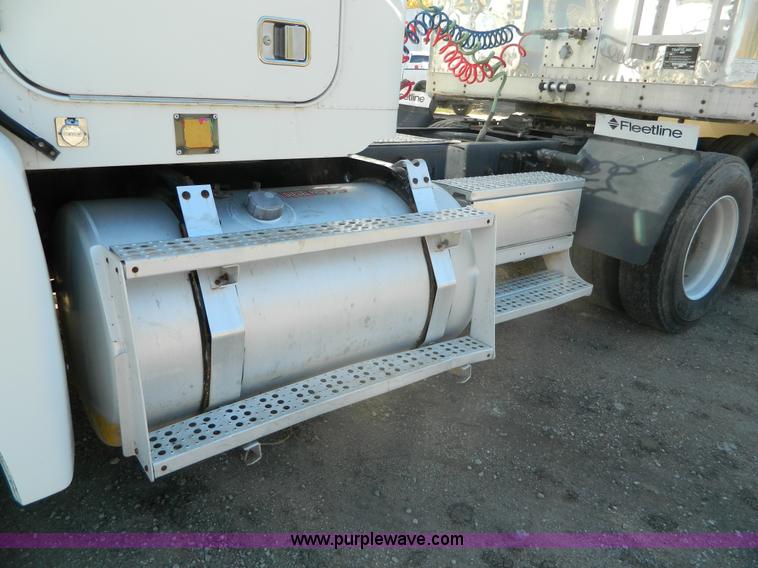 image for item G7549 2000 Freightliner FLD120 semi truck