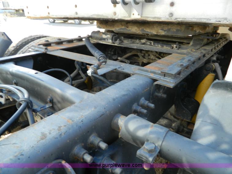 image for item G7549 2000 Freightliner FLD120 semi truck