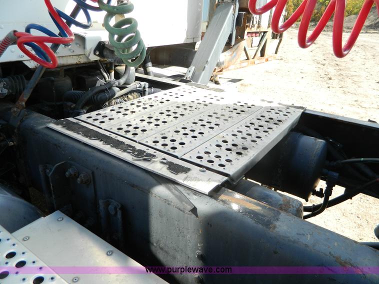 image for item G7549 2000 Freightliner FLD120 semi truck