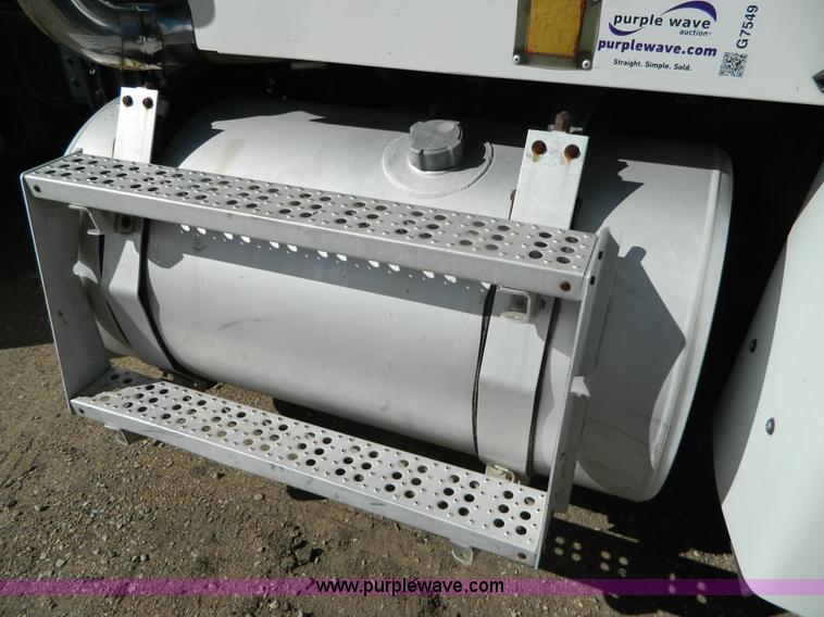 image for item G7549 2000 Freightliner FLD120 semi truck