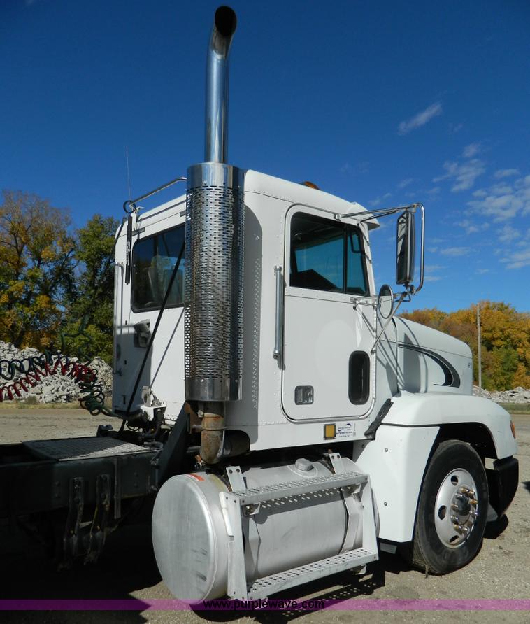 image for item G7549 2000 Freightliner FLD120 semi truck
