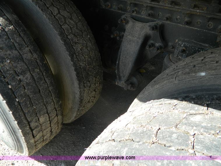 image for item G7549 2000 Freightliner FLD120 semi truck