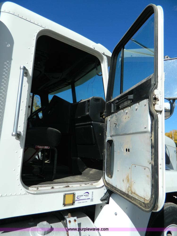 image for item G7549 2000 Freightliner FLD120 semi truck