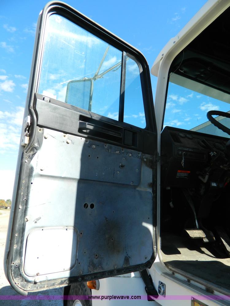 image for item G7549 2000 Freightliner FLD120 semi truck