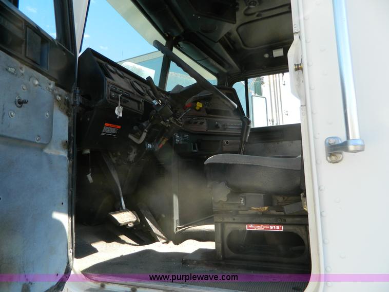 image for item G7549 2000 Freightliner FLD120 semi truck