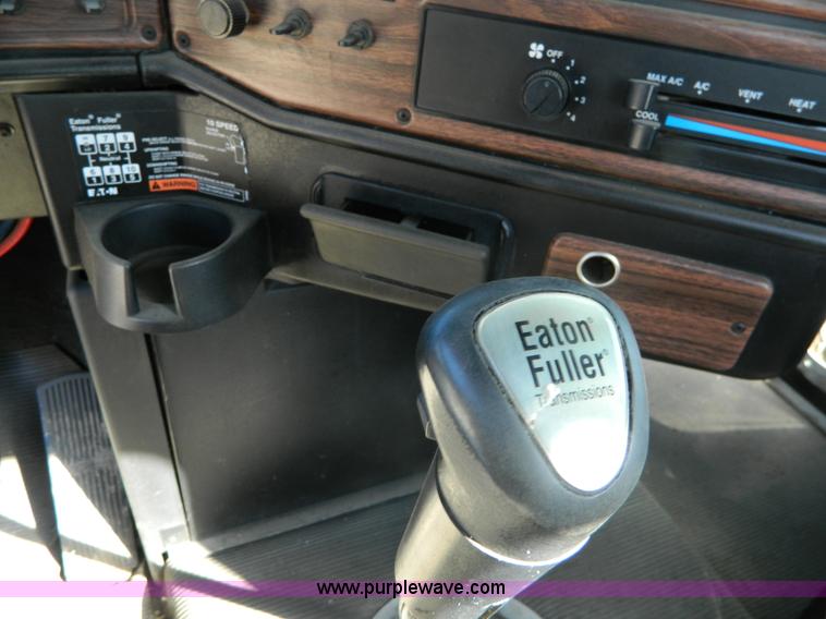 image for item G7549 2000 Freightliner FLD120 semi truck