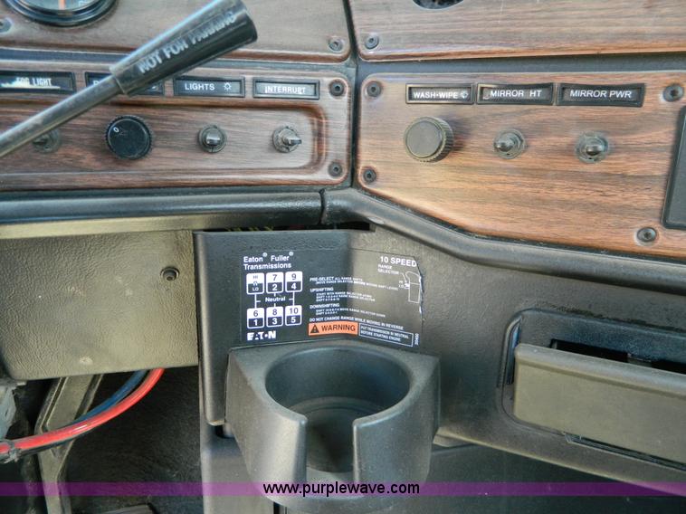 image for item G7549 2000 Freightliner FLD120 semi truck