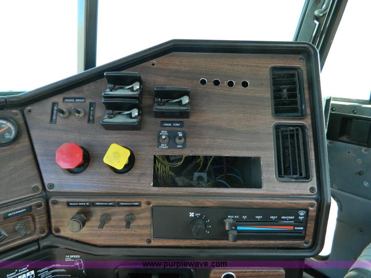 image for item G7549 2000 Freightliner FLD120 semi truck