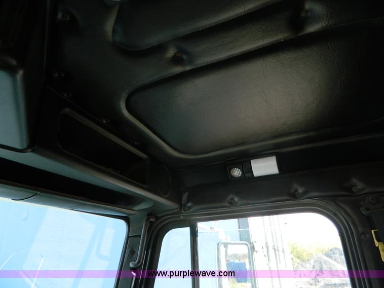 image for item G7549 2000 Freightliner FLD120 semi truck