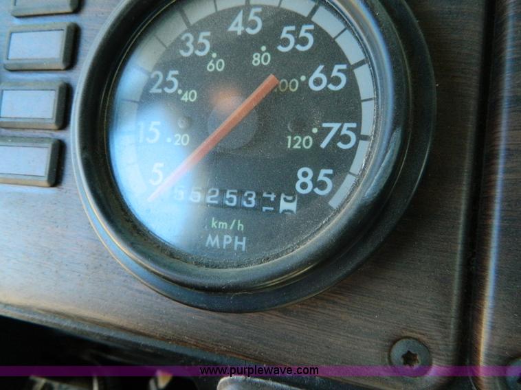 image for item G7549 2000 Freightliner FLD120 semi truck