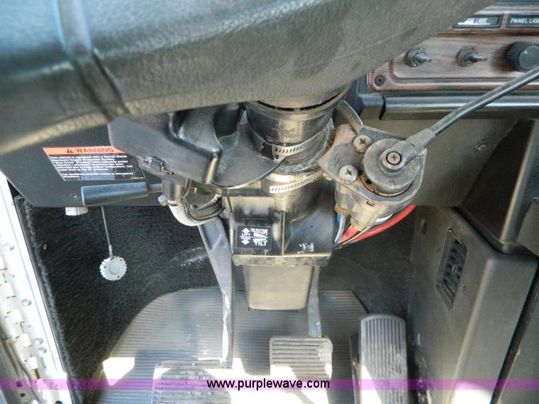 image for item G7549 2000 Freightliner FLD120 semi truck