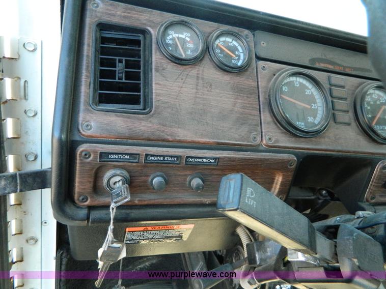 image for item G7549 2000 Freightliner FLD120 semi truck