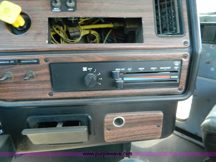 image for item G7549 2000 Freightliner FLD120 semi truck