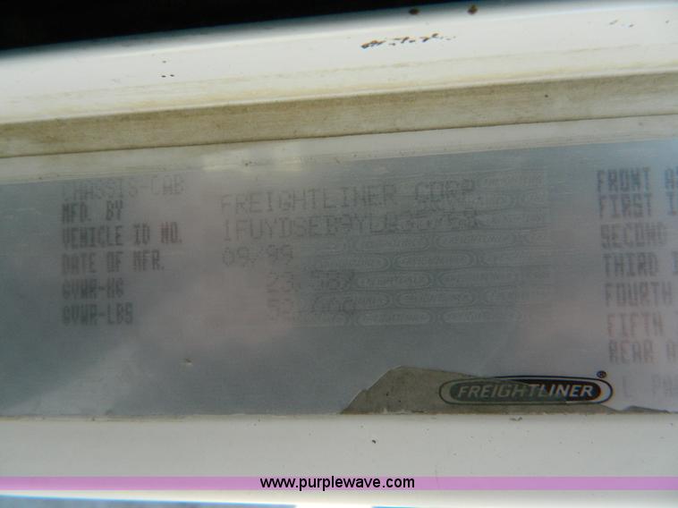 image for item G7549 2000 Freightliner FLD120 semi truck