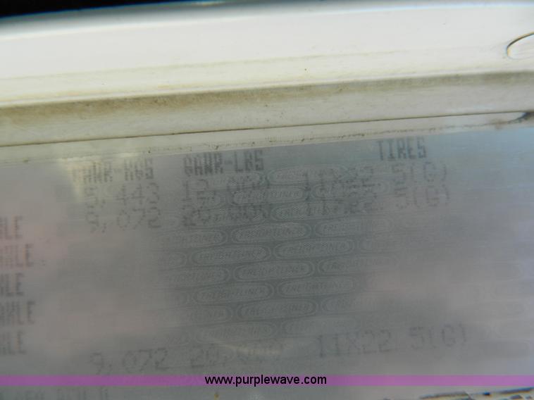 image for item G7549 2000 Freightliner FLD120 semi truck