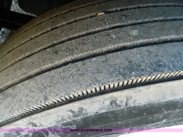 image for item G7549 2000 Freightliner FLD120 semi truck