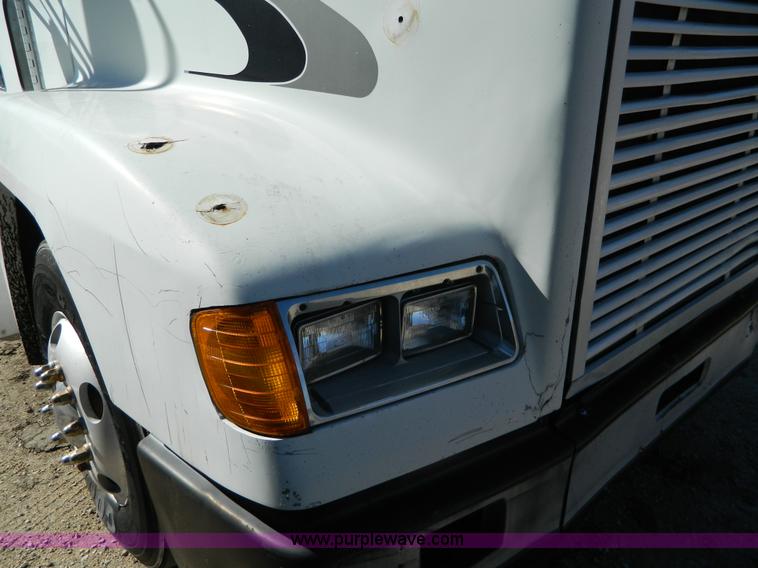 image for item G7549 2000 Freightliner FLD120 semi truck