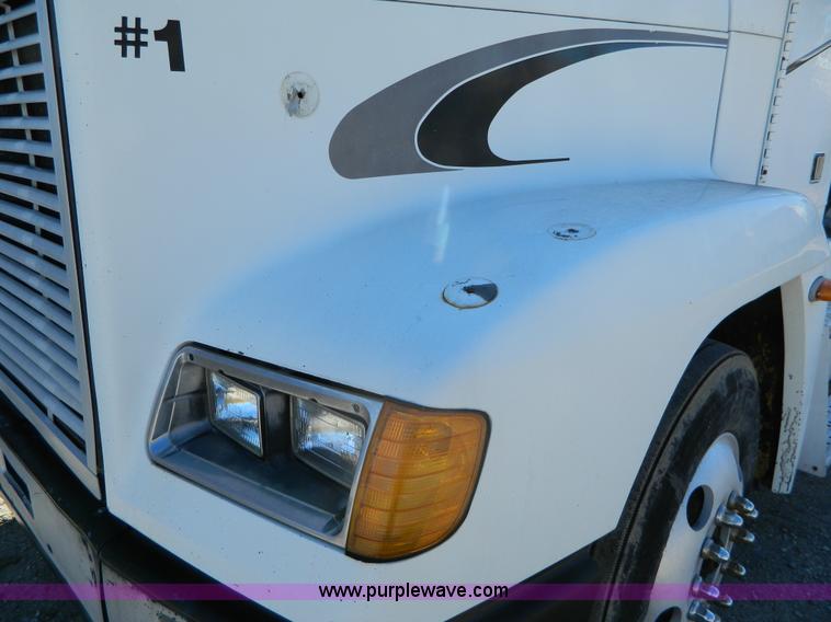 image for item G7549 2000 Freightliner FLD120 semi truck