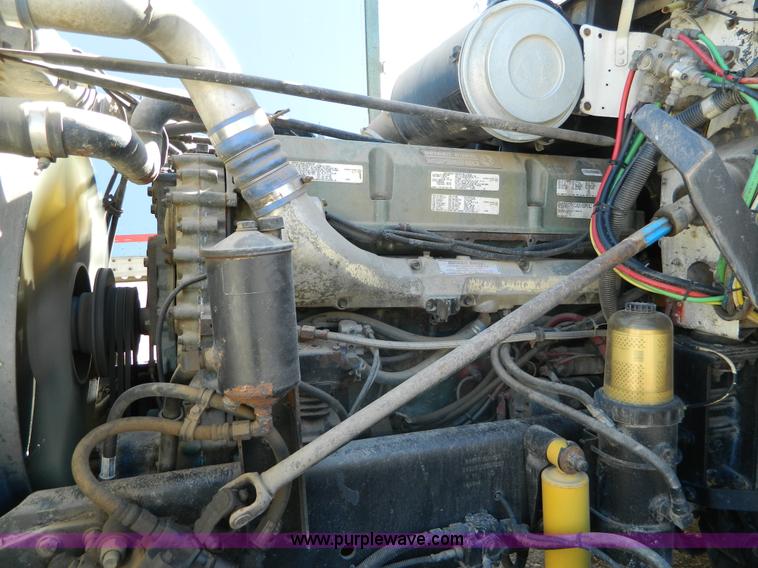 image for item G7549 2000 Freightliner FLD120 semi truck