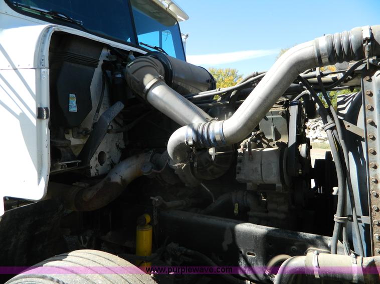 image for item G7549 2000 Freightliner FLD120 semi truck