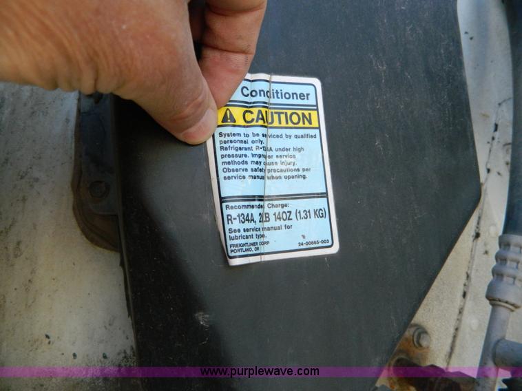 image for item G7549 2000 Freightliner FLD120 semi truck