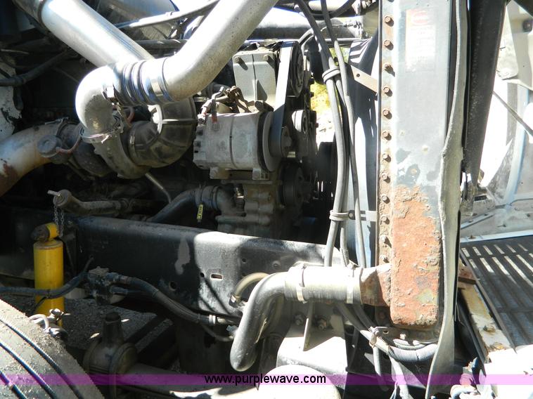 image for item G7549 2000 Freightliner FLD120 semi truck