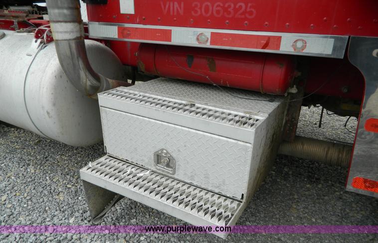 image for item G7557 1991 Peterbilt 379 Glider Kit semi truck